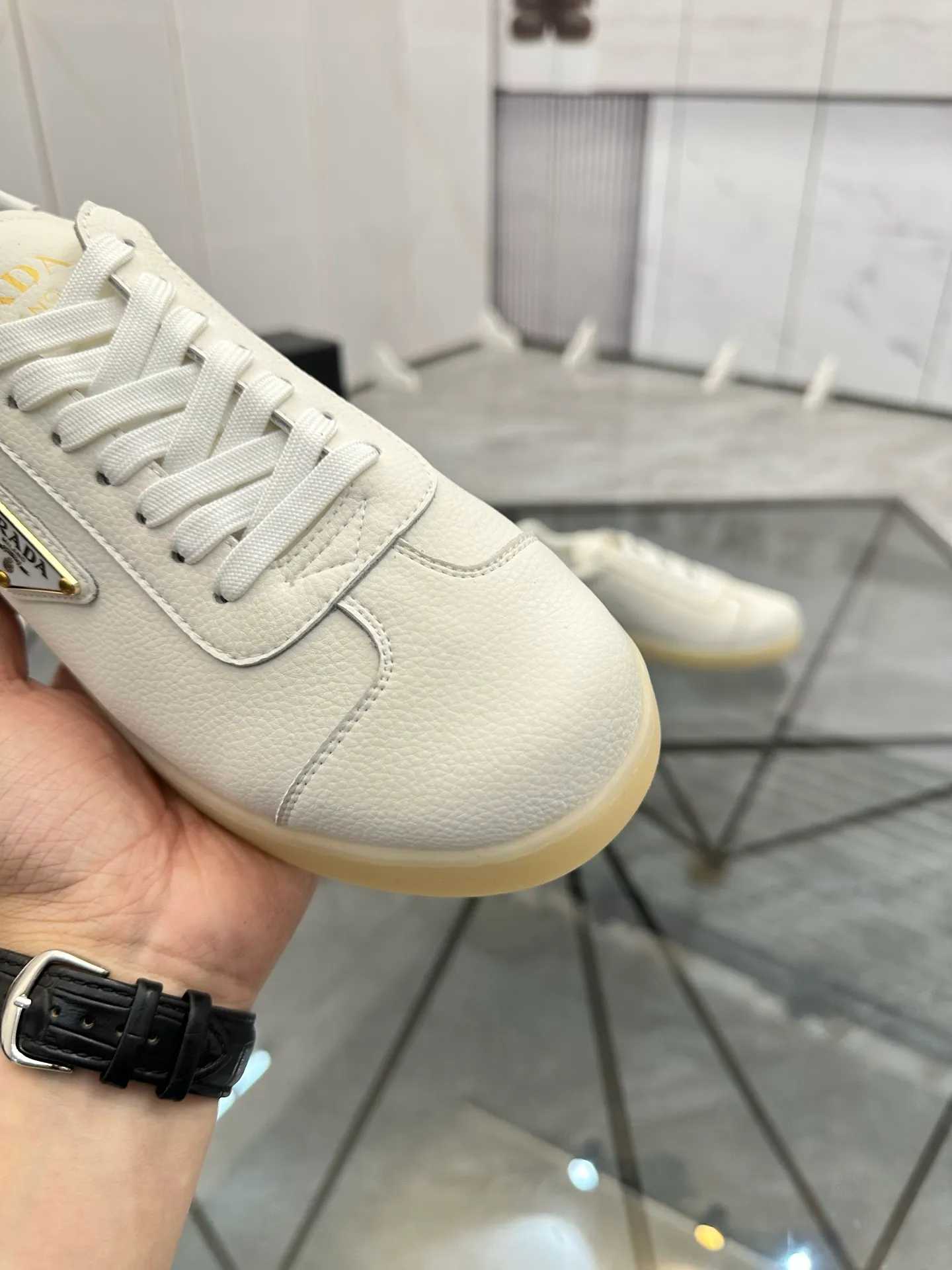 Men's shoes: 💰P400¥ Product trademark: Prada *"Prada*" low-top casual shoes Regular size: 38-44 (can be customized to 45) Product materials: imported cowhide upper, sheepskin lining, original outsole. Number: 020
